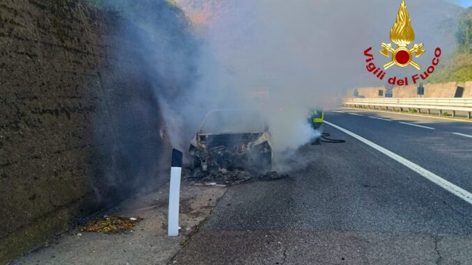 Incendio sullA16: auto in fiamme vicino ad Avellino Ovest, nessun ferito