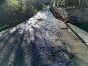 Flumeri (AV), perdita di acqua per le vie del paese.