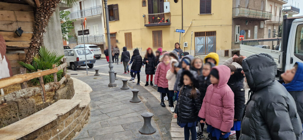 Quadrelle. Una giornata speciale per i giovani alunni di Quadrelle: Visita ai presepi di via Roma e alla casa del vice Direttore di Binews