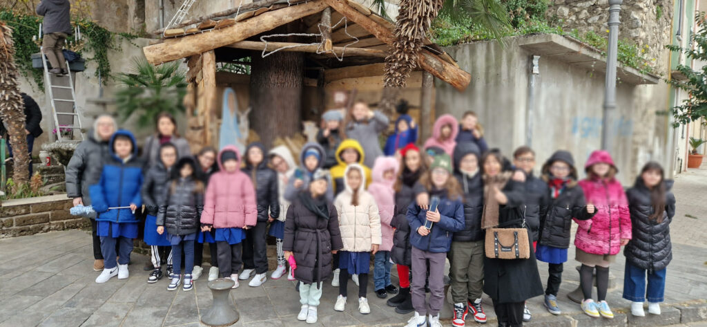 Quadrelle. Una giornata speciale per i giovani alunni di Quadrelle: Visita ai presepi di via Roma e alla casa del vice Direttore di Binews