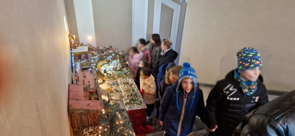 Quadrelle. Una giornata speciale per i giovani alunni di Quadrelle: Visita ai presepi di via Roma e alla casa del vice Direttore di Binews