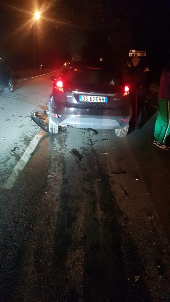 Casamarciano, violento incidente tra due auto: conducente fugge a piedi tra le campagne