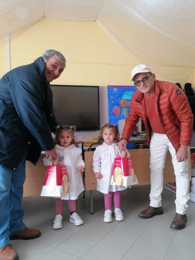 Sirignano: Panettoni e Auguri di Natale per gli Alunni delle Scuole dal Sindaco Colucci