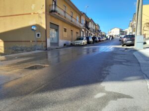 Flumeri (AV), perdita di acqua per le vie del paese.