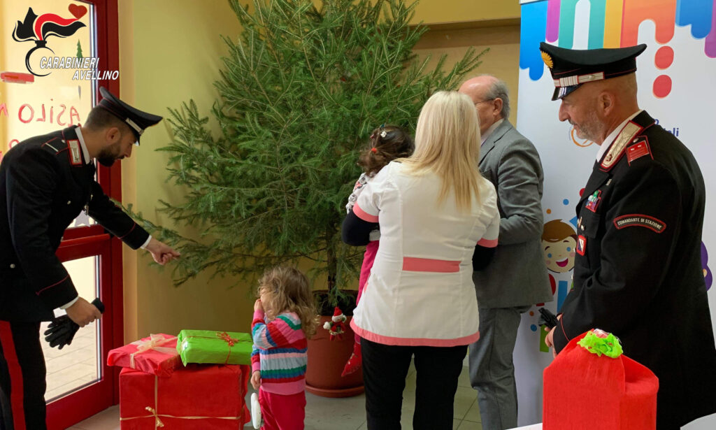 Solofra (AV)   I Carabinieri addobbano l’albero di Natale insieme ai bambini dell’asilo nido