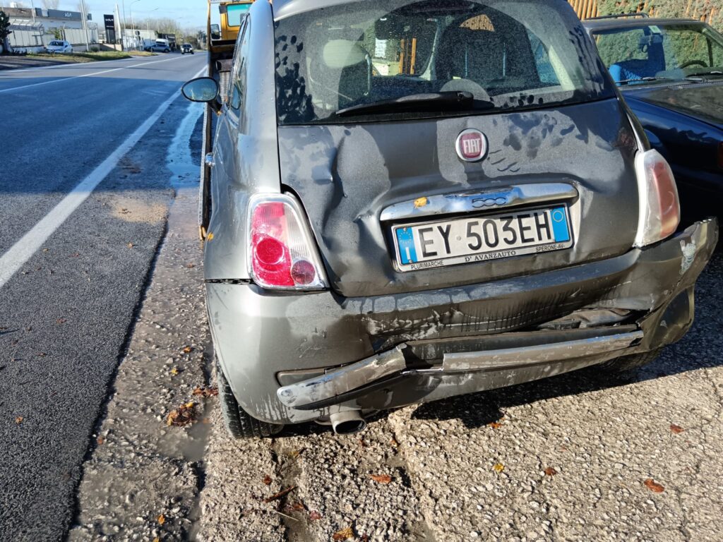 Casamarciano, violento incidente tra due auto: conducente fugge a piedi tra le campagne