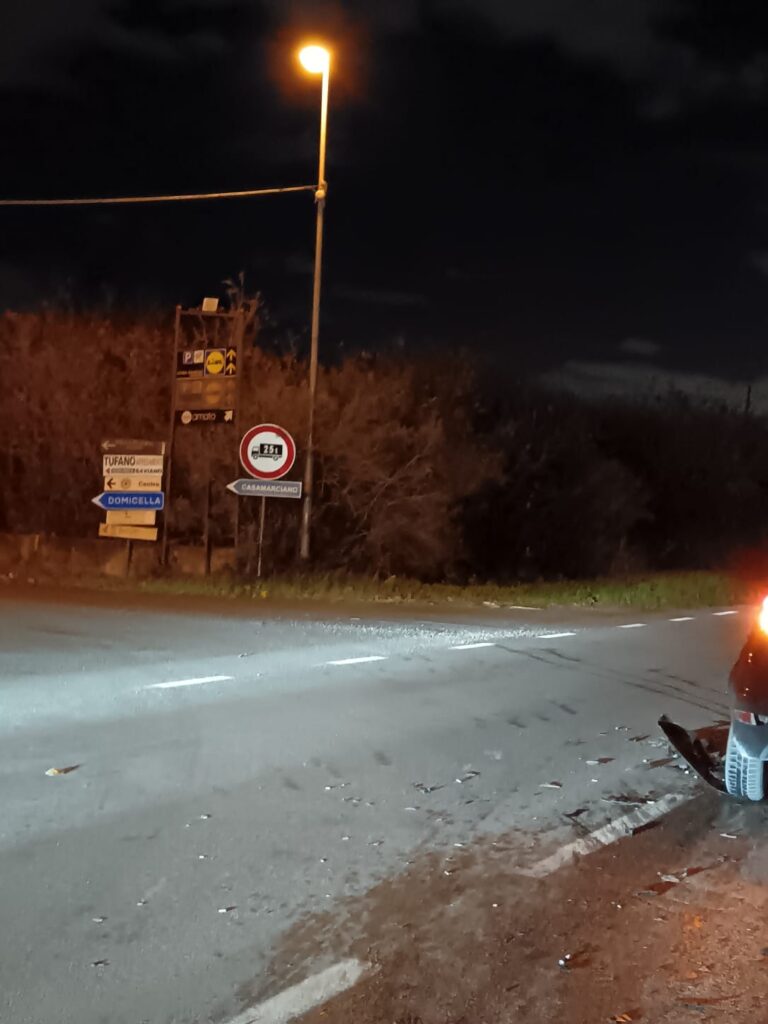 Casamarciano, violento incidente tra due auto: conducente fugge a piedi tra le campagne