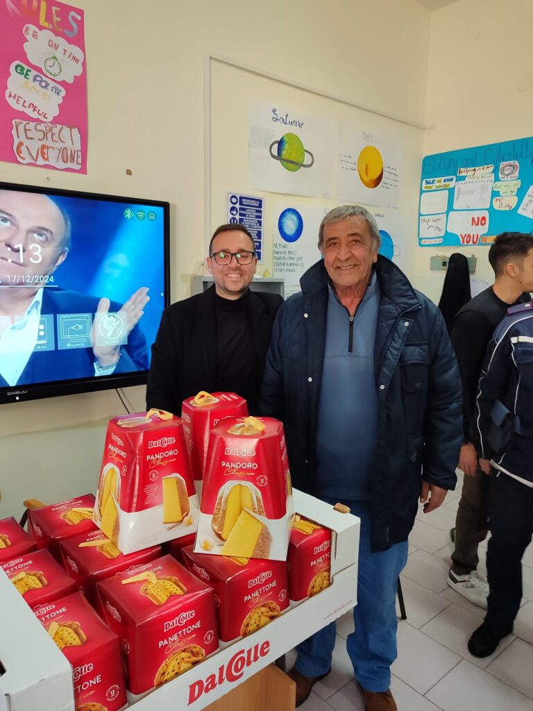 Sirignano: Panettoni e Auguri di Natale per gli Alunni delle Scuole dal Sindaco Colucci