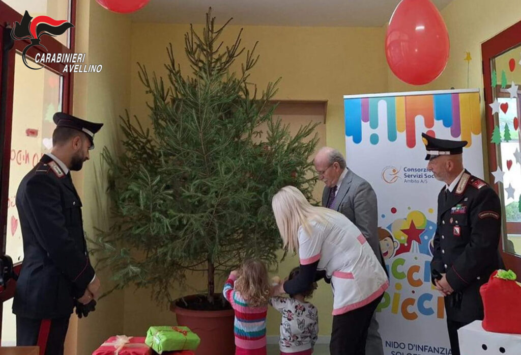 Solofra (AV)   I Carabinieri addobbano l’albero di Natale insieme ai bambini dell’asilo nido