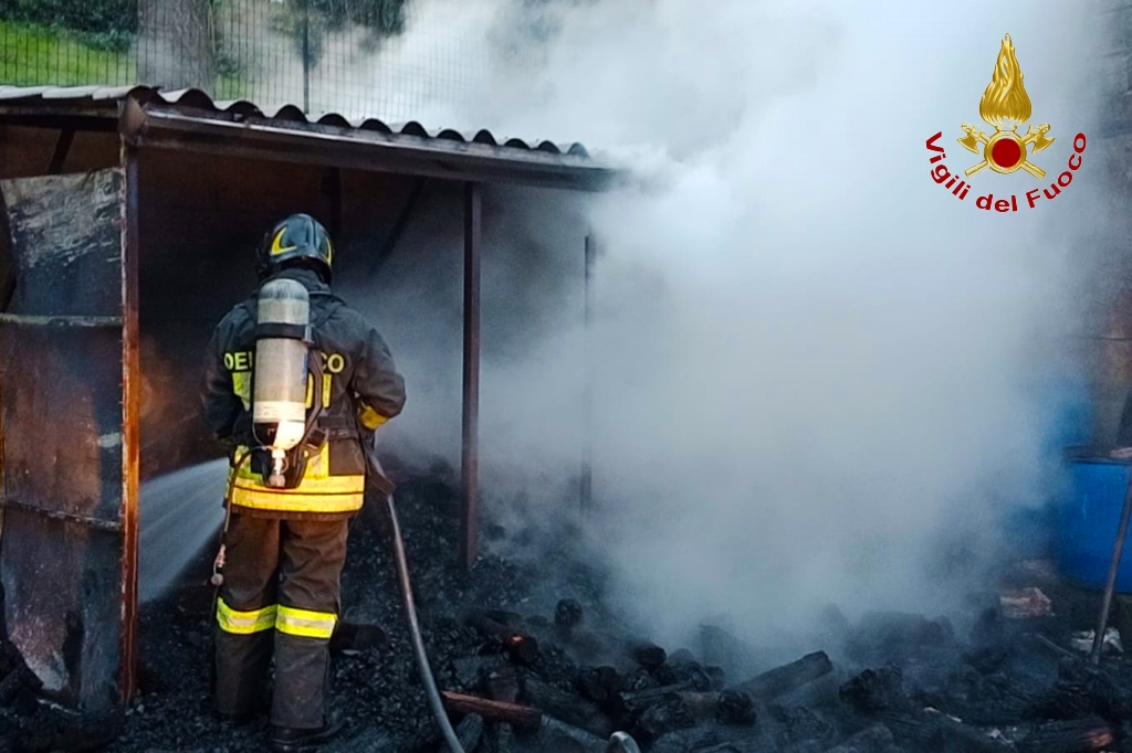 Incendio a Montoro: Vigili del Fuoco di Avellino intervengono per spegnere le fiamme in via Casaforte