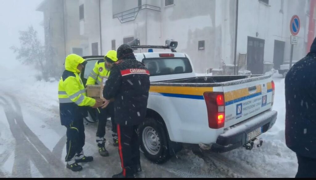 Bisaccia (AV): Carabinieri e Protezione Civile consegnano farmaci agli anziani bloccati dalla neve