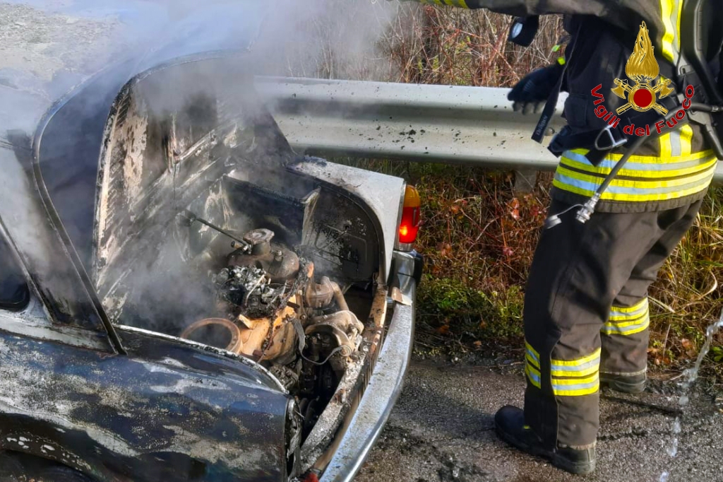 San Mango sul Calore, incendio su una storica Bianchina: conducente illeso, intervento dei Vigili del Fuoco