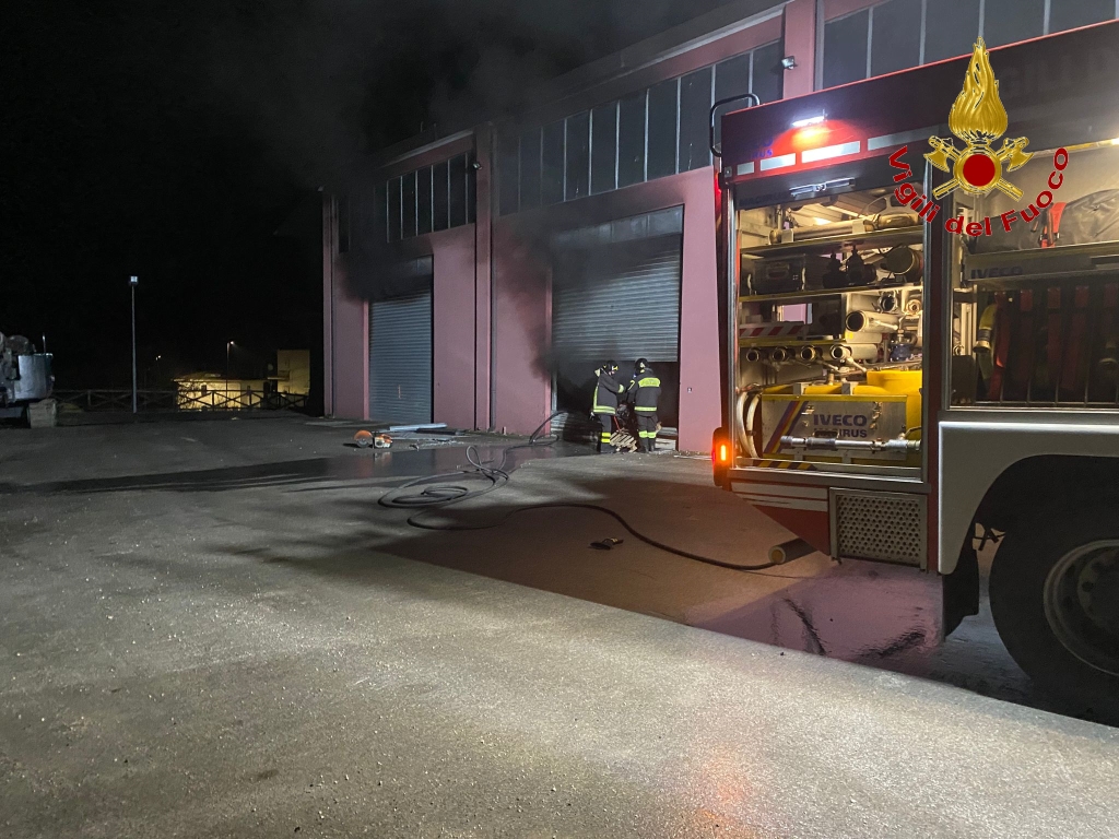 Incendio a Castelfranci: Vigili del Fuoco domano le fiamme in un capannone di 300 mq