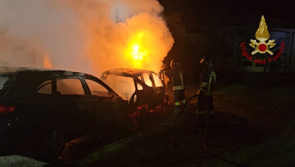 Incendio a Villamaina: distrutte due auto in sosta, intervento dei Vigili del Fuoco