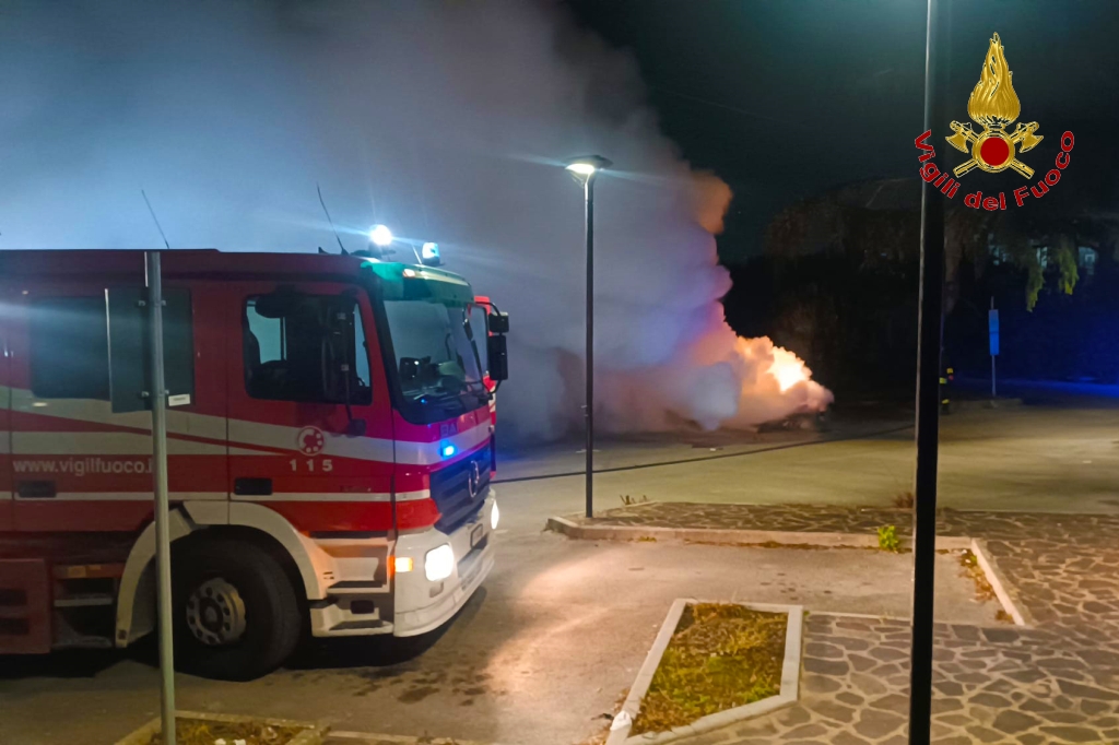 Incendio nella notte a Montoro: auto in fiamme nel parcheggio di Montoro Sud