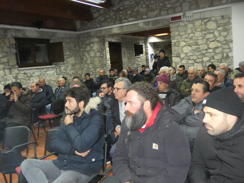 Flumeri, assemblea pubblica presso la Dogana Aragonese, degli agricoltori irpini aderenti all’Uniagri.