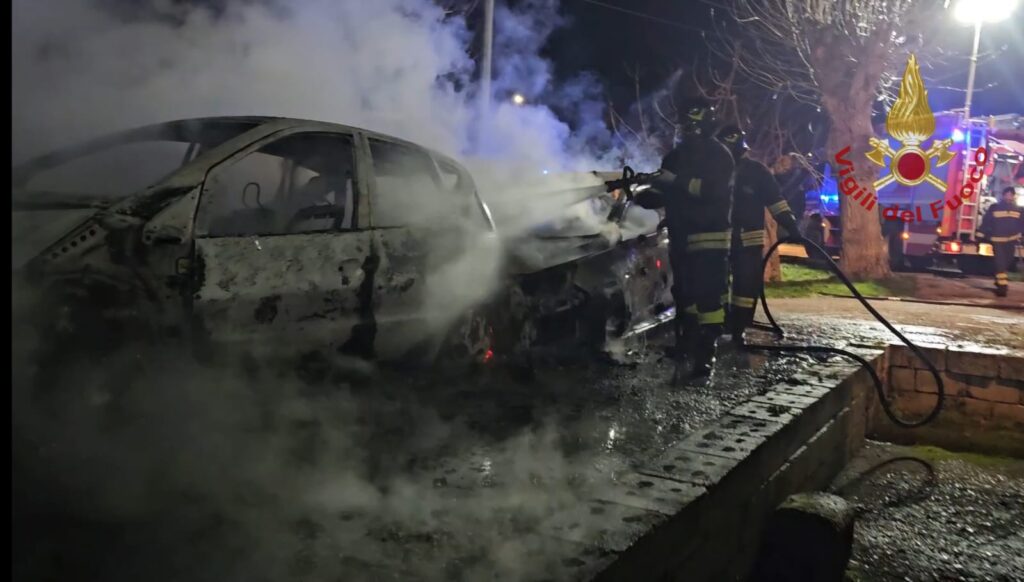 Incendio a Villamaina: distrutte due auto in sosta, intervento dei Vigili del Fuoco