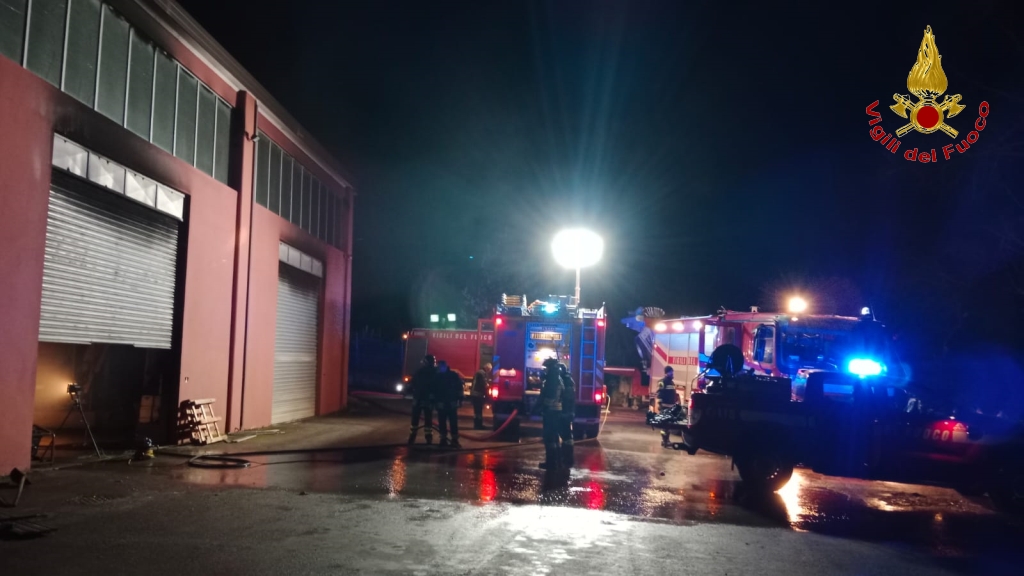 Incendio a Castelfranci: Vigili del Fuoco domano le fiamme in un capannone di 300 mq