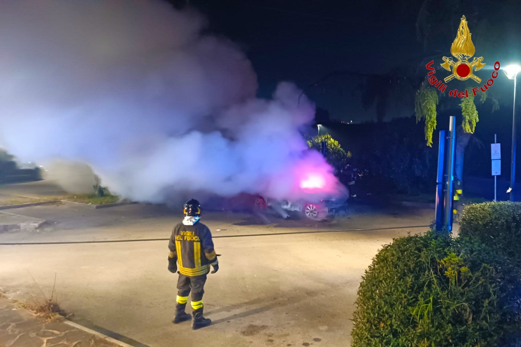 Incendio nella notte a Montoro: auto in fiamme nel parcheggio di Montoro Sud