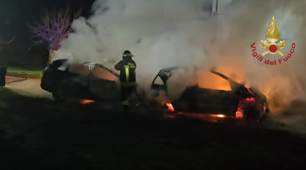 Incendio a Villamaina: distrutte due auto in sosta, intervento dei Vigili del Fuoco