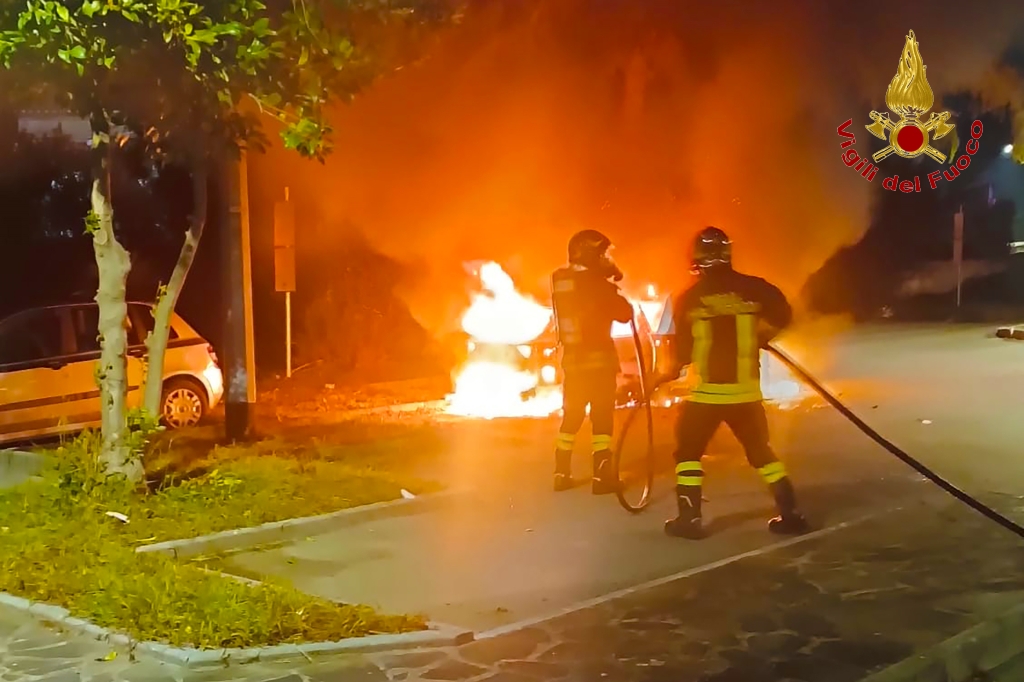 Incendio nella notte a Montoro: auto in fiamme nel parcheggio di Montoro Sud