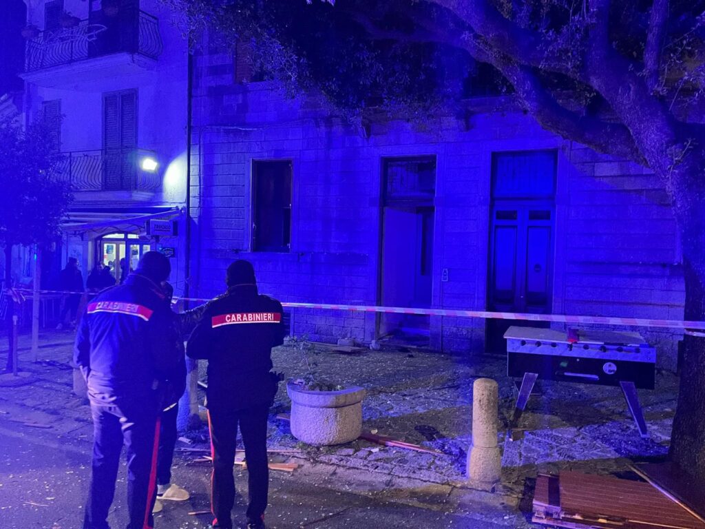 Fuoristrada finisce in cunetta sul raccordo Avellino Salerno: illesi nonno, figlio e nipote