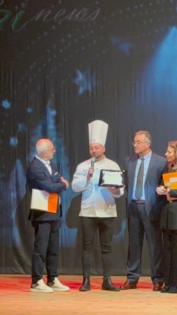 Forino ( Av): Lo Chef Federico Della Cerra insignito del prestigioso Premio Bassa Irpinia  Lo dedico alla mia famiglia , ai miei colleghi ed alla Città di Forino”