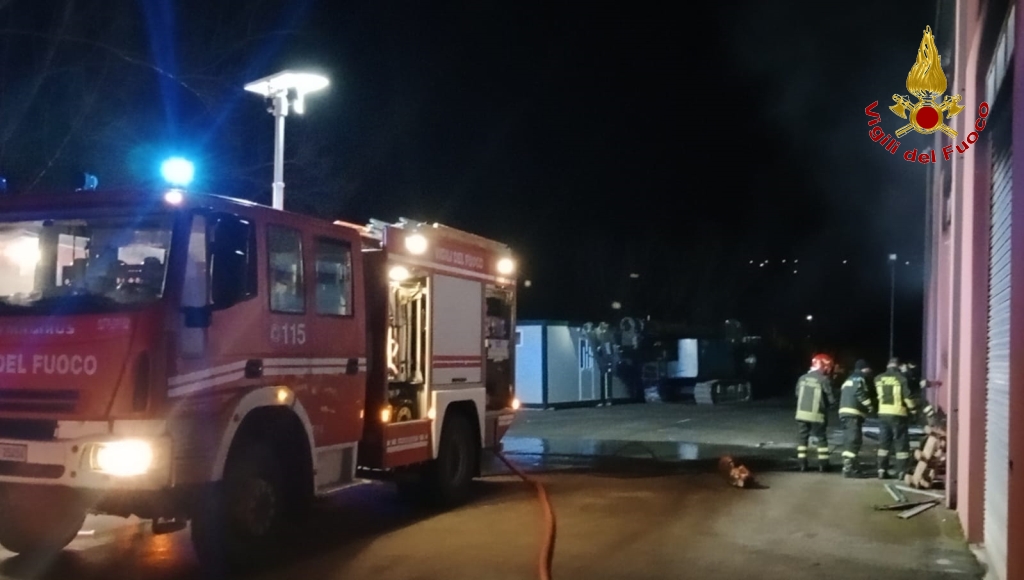 Incendio a Castelfranci: Vigili del Fuoco domano le fiamme in un capannone di 300 mq