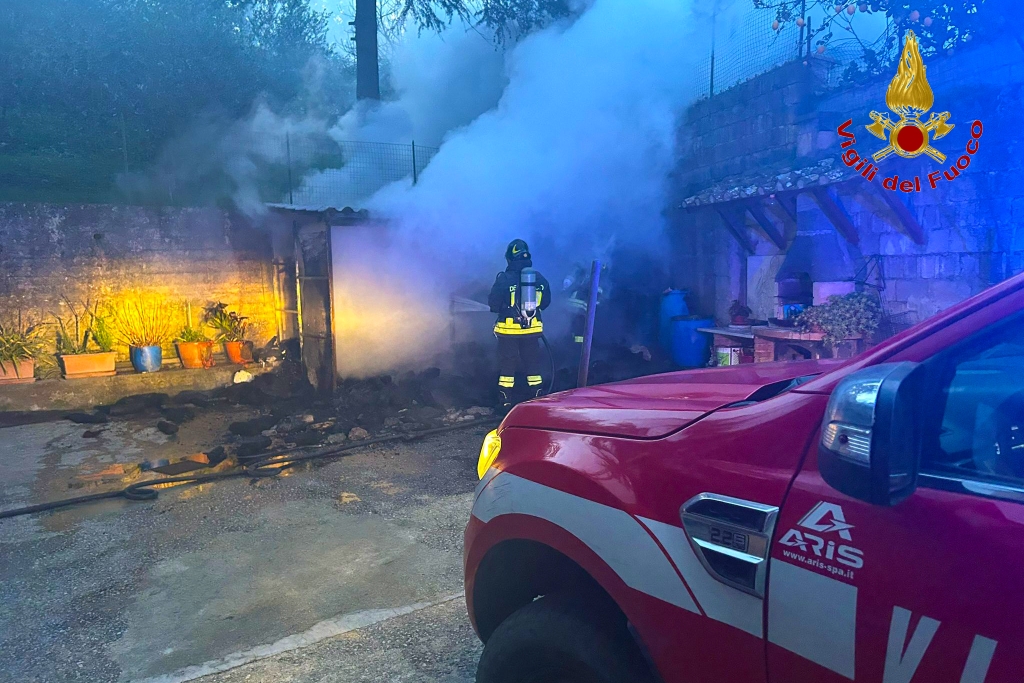 Incendio a Montoro: Vigili del Fuoco di Avellino intervengono per spegnere le fiamme in via Casaforte