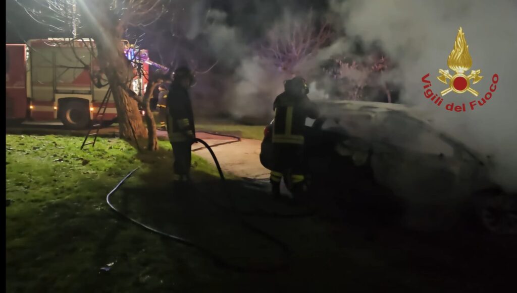 Incendio a Villamaina: distrutte due auto in sosta, intervento dei Vigili del Fuoco