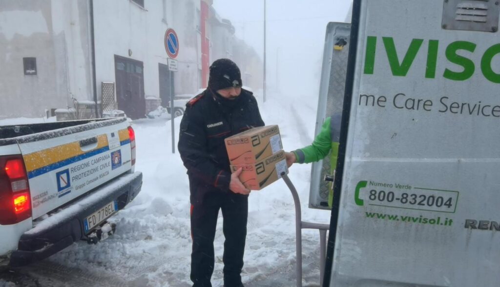 Bisaccia (AV): Carabinieri e Protezione Civile consegnano farmaci agli anziani bloccati dalla neve