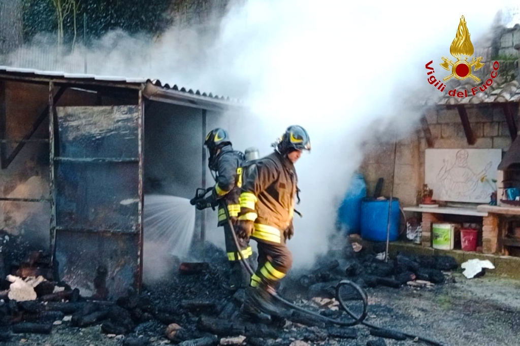 Incendio a Montoro: Vigili del Fuoco di Avellino intervengono per spegnere le fiamme in via Casaforte