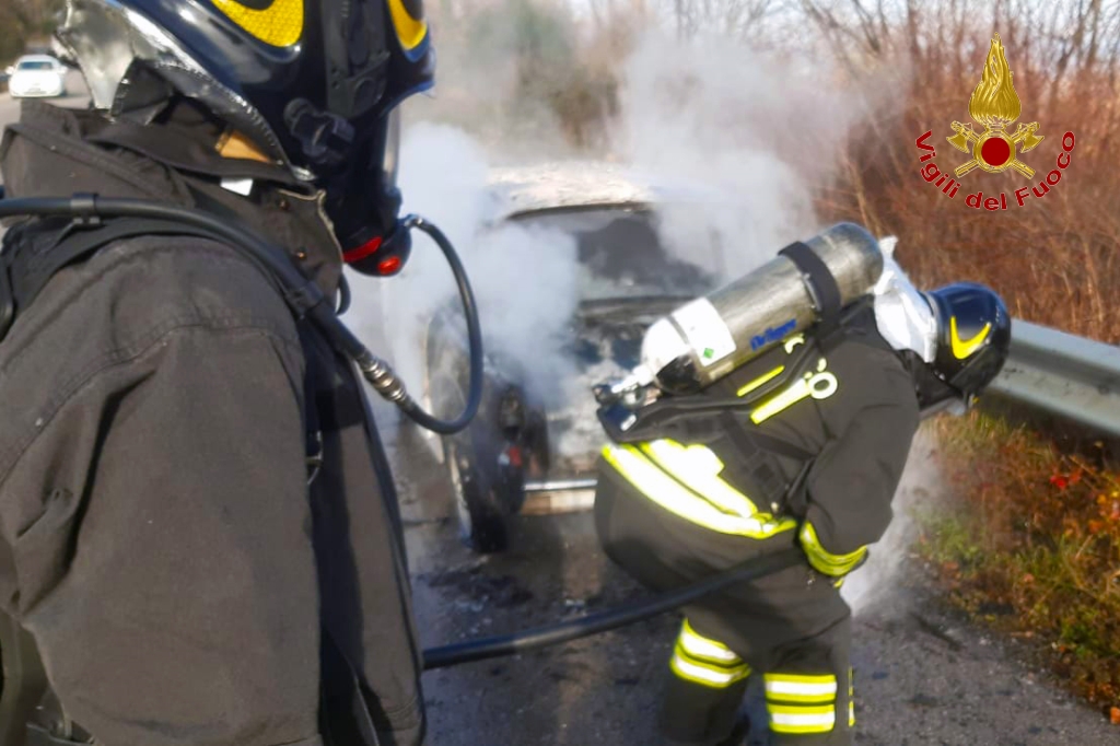 San Mango sul Calore, incendio su una storica Bianchina: conducente illeso, intervento dei Vigili del Fuoco