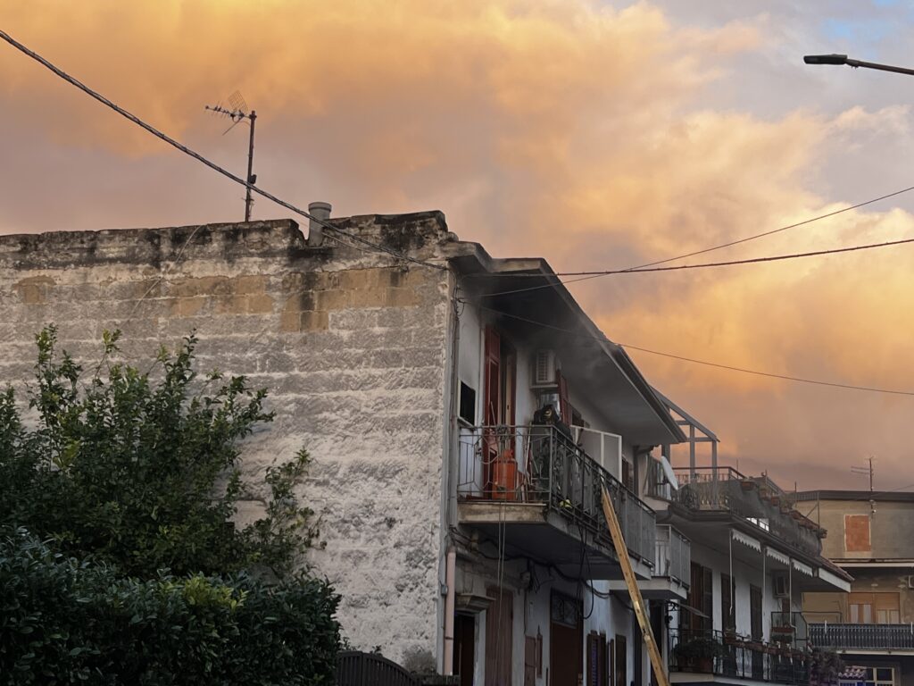 Incendio in un appartamento a Baiano: danni ingenti, ma nessun ferito