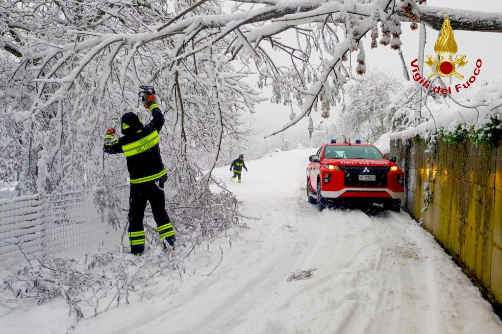 Maltempo in Irpinia: cinquanta interventi dei Vigili del Fuoco per la neve