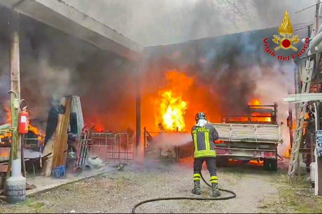 Incendio in un deposito edile ad Avellino: Vigili del Fuoco in azione