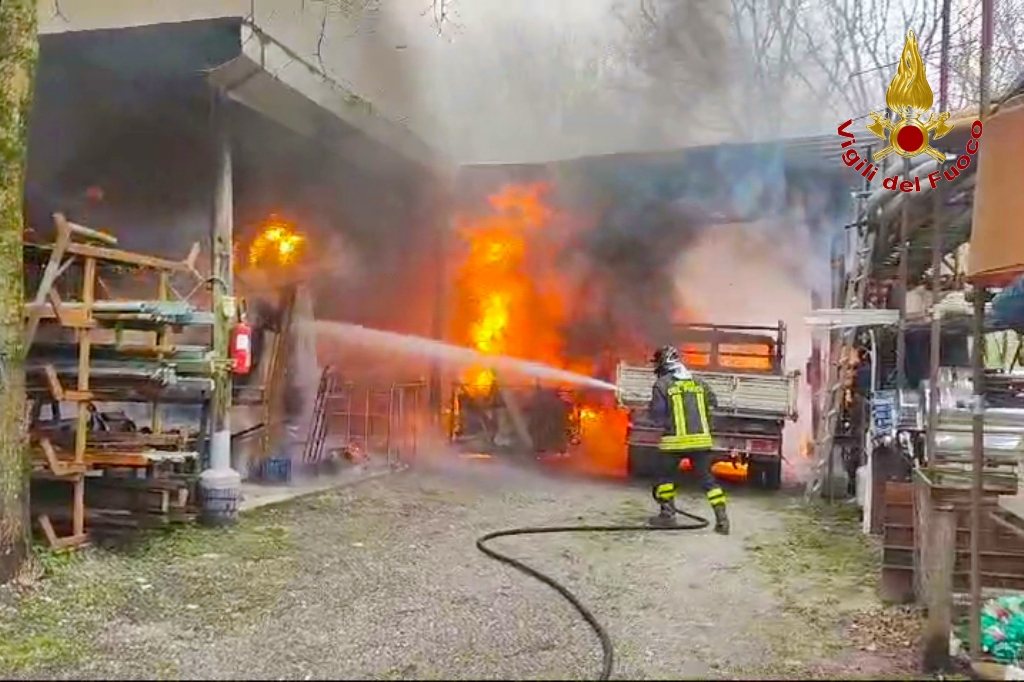 Incendio in un deposito edile ad Avellino: Vigili del Fuoco in azione