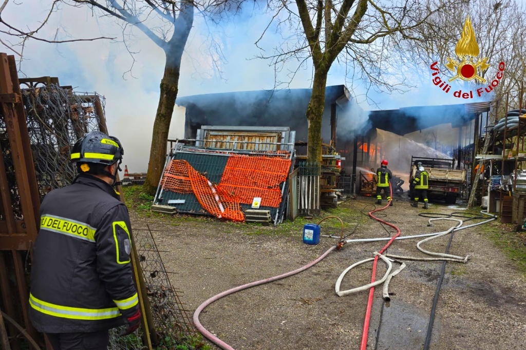 Incendio in un deposito edile ad Avellino: Vigili del Fuoco in azione