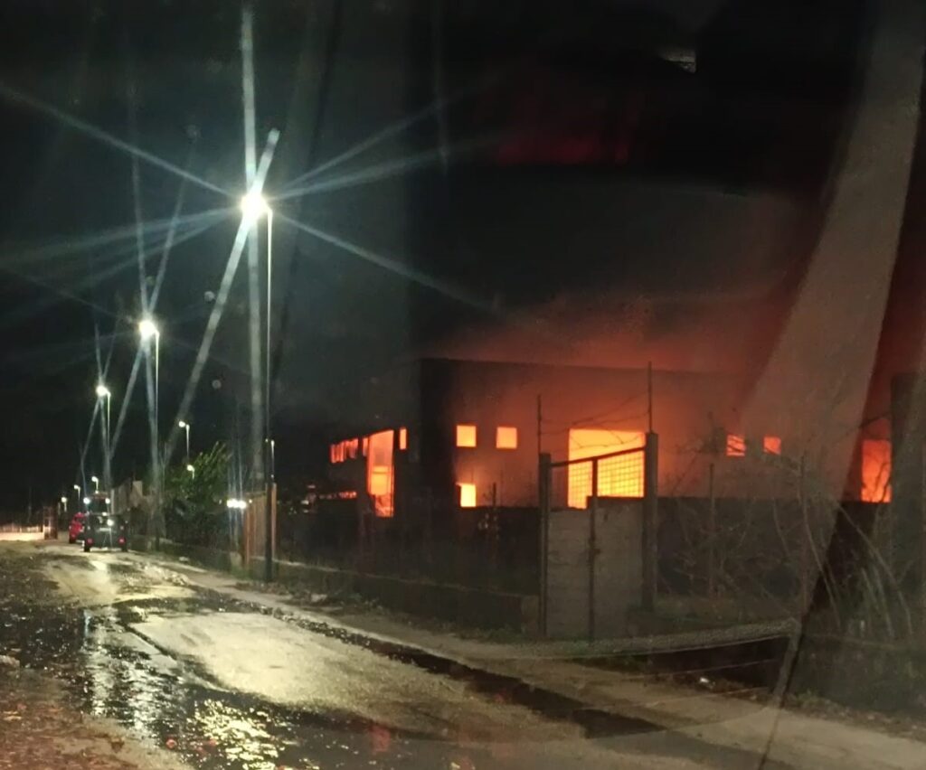 Inferno di fuoco nella notte a Sperone: deposito in fiamme nella zona industriale. VIDEO