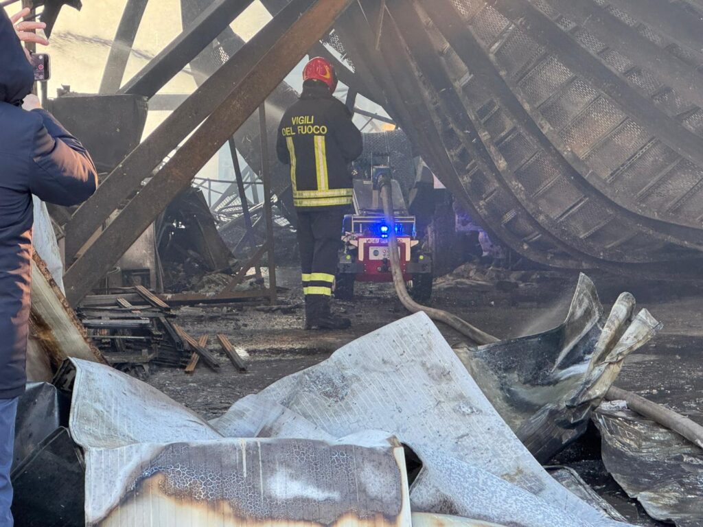 Incendio nella zona industriale di Sperone: Vigili del Fuoco a lavoro per l’intera giornata. Video e foto esclusive