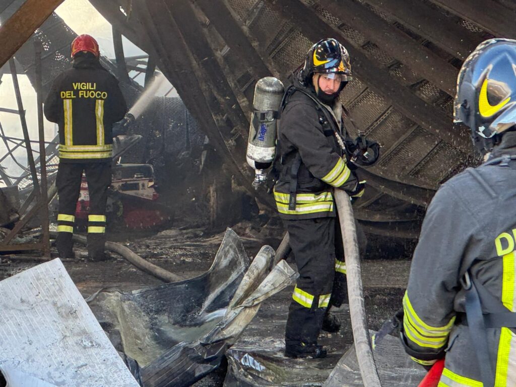 Incendio nella zona industriale di Sperone: Vigili del Fuoco a lavoro per l’intera giornata. Video e foto esclusive