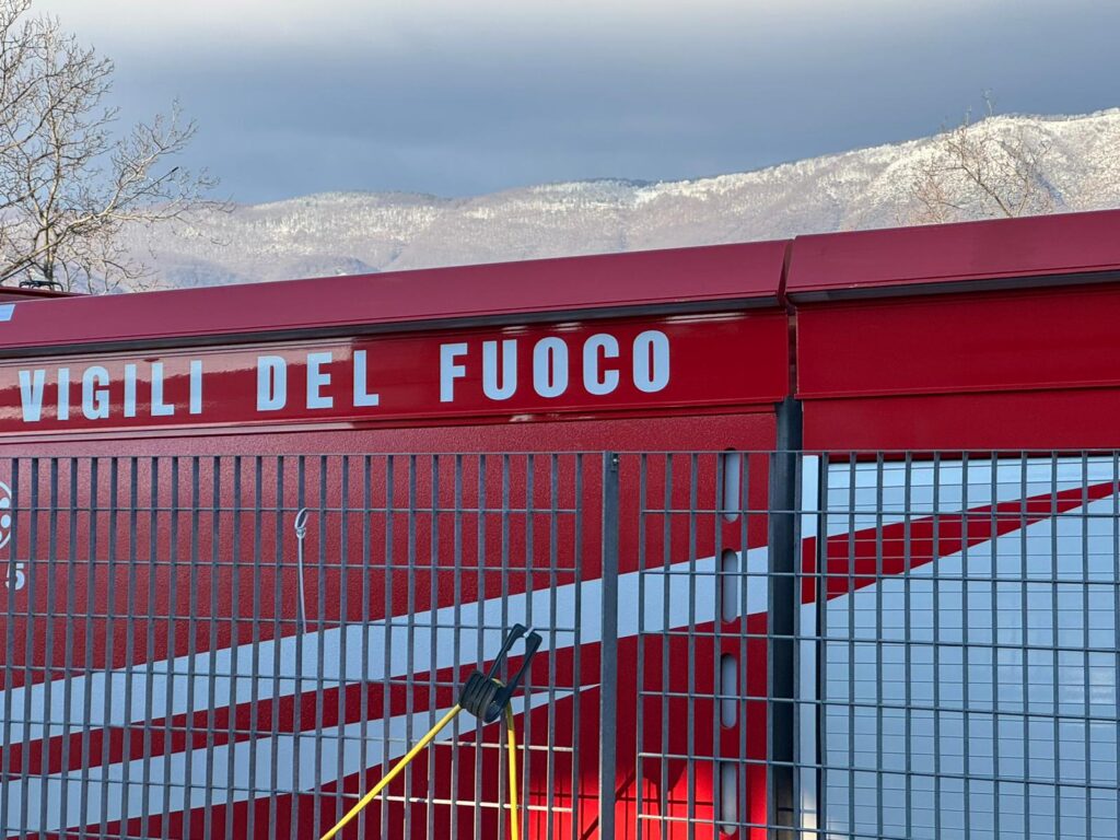 Incendio nella zona industriale di Sperone: Vigili del Fuoco a lavoro per l’intera giornata. Video e foto esclusive