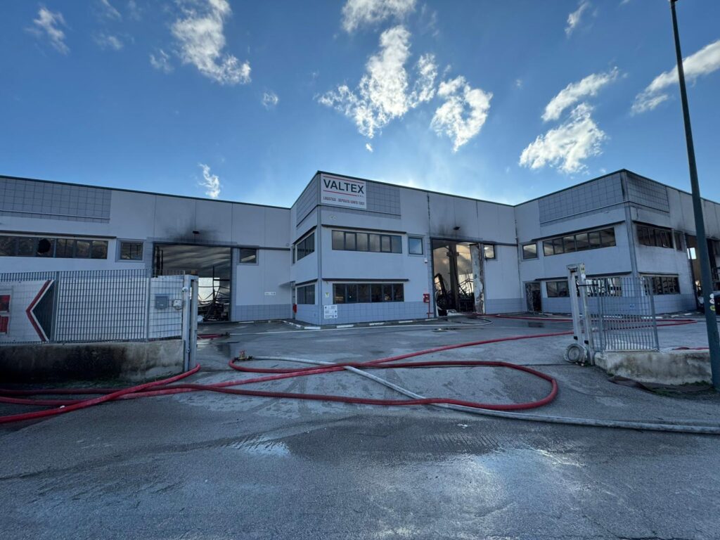 Incendio nella zona industriale di Sperone: Vigili del Fuoco a lavoro per l’intera giornata. Video e foto esclusive