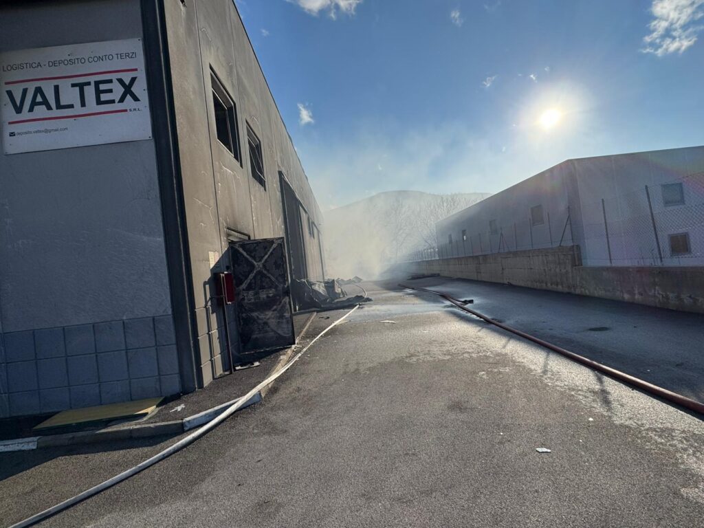 Incendio nella zona industriale di Sperone: Vigili del Fuoco a lavoro per l’intera giornata. Video e foto esclusive