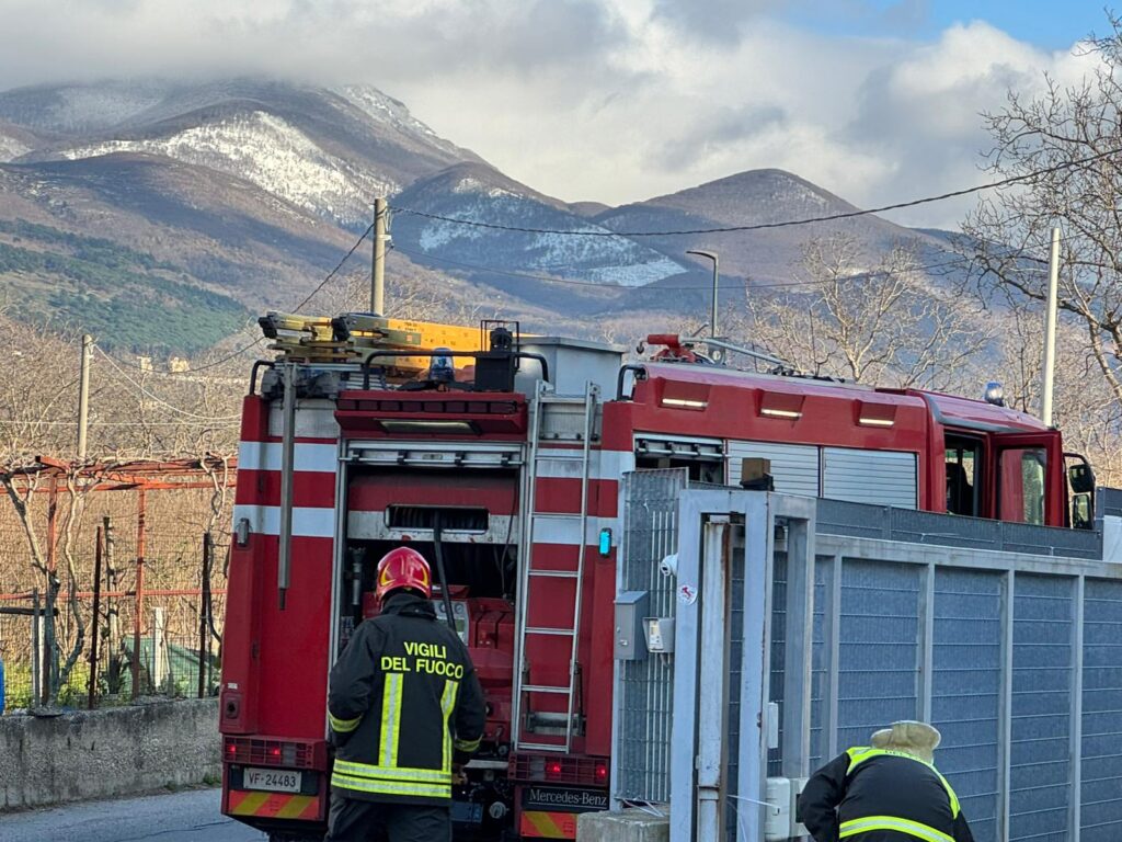 Incendio nella zona industriale di Sperone: Vigili del Fuoco a lavoro per l’intera giornata. Video e foto esclusive