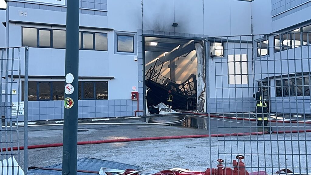 Incendio nella zona industriale di Sperone: Vigili del Fuoco a lavoro per l’intera giornata. Video e foto esclusive