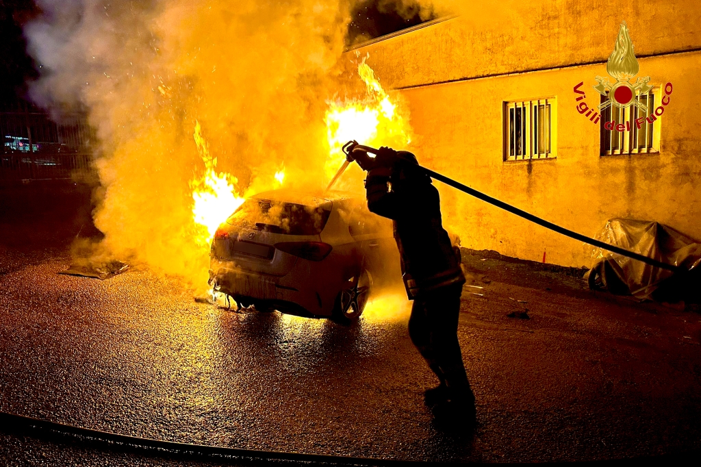 Vigili del Fuoco Avellino Incendio autovettura alla periferia della Città