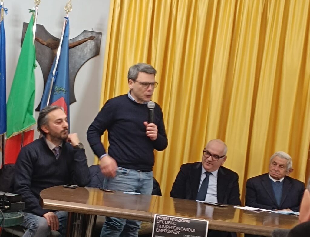 Sperone ospita la presentazione del libro di Nello Cassese: Rompere in caso di emergenza. Foto