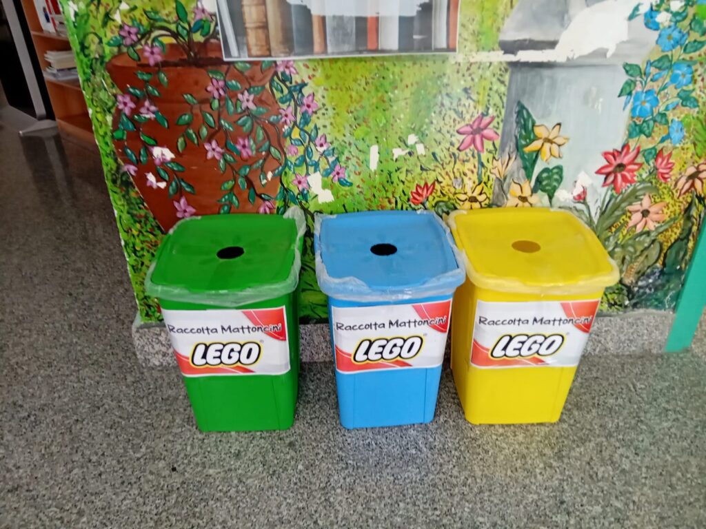 ROCCARAINOLA. Scuola trasforma punto di raccolta LEGO in un cestino: indignazione degli organizzatori