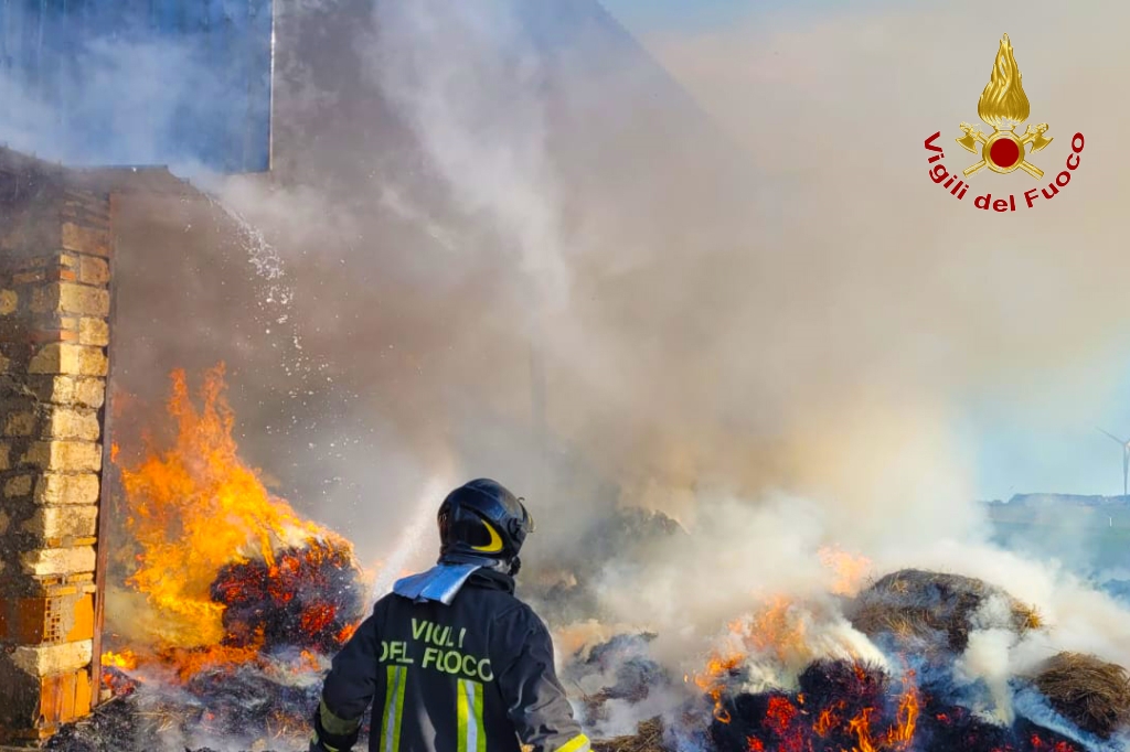 Incendio a Bisaccia: Vigili del Fuoco al lavoro per spegnere le fiamme in due capannoni agricoli